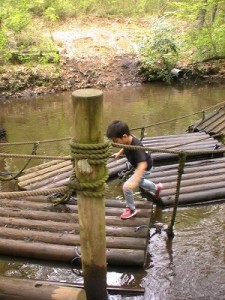 池のアスレチック遊具