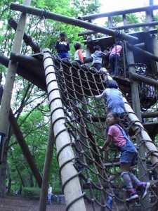 はしごロープのアスレチック遊具